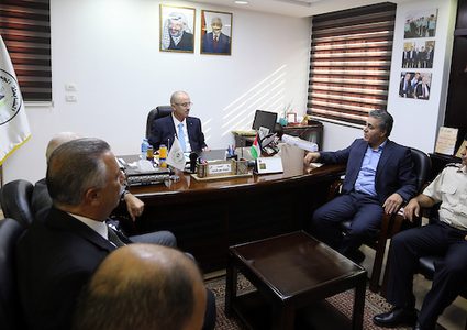 زيارة الحمدالله لمقر الجمارك في رام الله