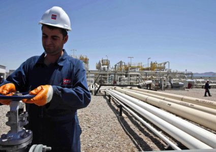 النفط يتراجع من أعلى مستوياته في 4 سنوات