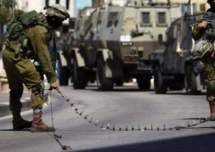 الاحتلال ينصب حاجزا عسكريا على مدخل عزون الشرقي