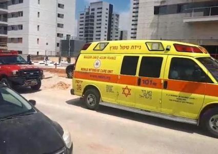 إصابة عامل فلسطيني سقط في ورشة بناء