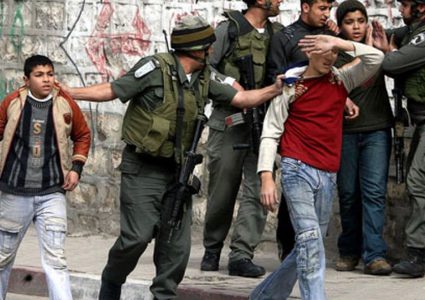 الاحتلال يعتقل طفلا من بيت أمر شمال الخليل