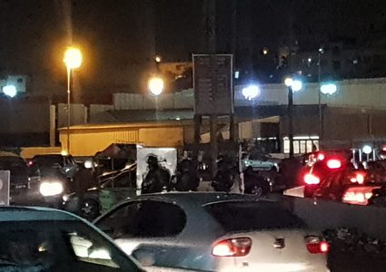 الاحتلال يغلق حاجز قلنديا ويستنفر قواته