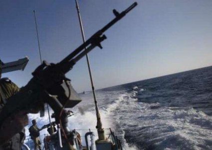الزوارق الحربية تستهدف مركب صيد في بحر خانيونس
