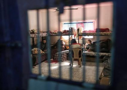 الاحتلال يماطل في تقديم العلاج لـ 3 أسرى مرضى