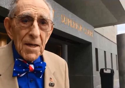 محام ضليع يمارس مهنته ويرفض التقاعد بالرغم من سنه