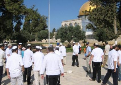 64 مستوطنا وطالبا تلموديا يقتحمون الأقصى