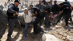 التنمية الاجتماعية تكرم المسنين في "الخان الاحمر"