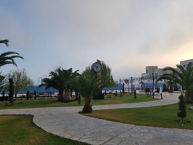 جو حار نسبياً والحرارة أعلى من معدلها السنوي