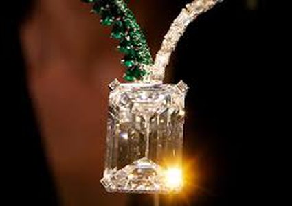 "امرأة غامضة" تشتري مجوهرات بـمبالغ خيالية يوميا!