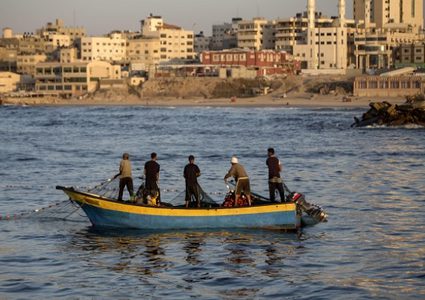 غزة: الاحتلال يقلص مساحة الصيد لـ6 أميال بحرية