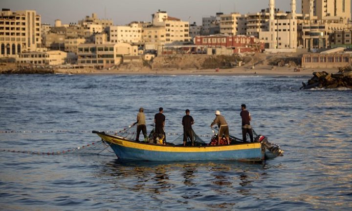 غزة: الاحتلال يقلص مساحة الصيد لـ6 أميال بحرية