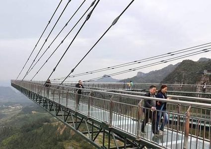 انقطاع حبل الأمان أثناء قفز سائح فوق جسر شاهق