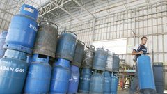 مواطنون يلجأون لتعبئة اسطوانات الغاز بالكيلو