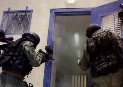 الإحتلال يزعُم احباط تهريب هواتف نقالة لسجن "نفحة"