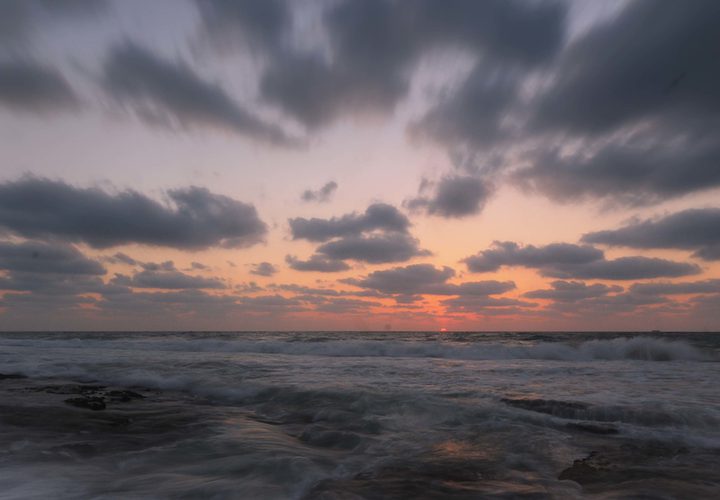 غروب الشمس على شاطئ دير البلح وسط قطاع غزة