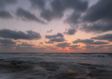 غروب الشمس على شاطئ دير البلح وسط قطاع غزة