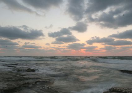 غروب الشمس على شاطئ دير البلح وسط قطاع غزة