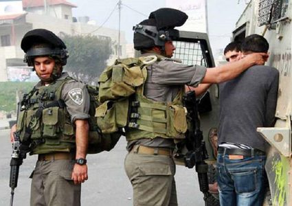 الاحتلال يعتقل مواطنا وابنه من بلدة بيت ليد