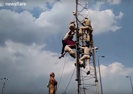 هندية تسقط من برج اتصالات أثناء إنقاذها