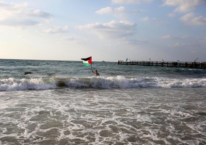 متظاهرون فلسطينيون يجتمعون خلال اشتباكات مع القوات الإسرائيلية في مظاهرة ضد الحصار الإسرائيلي على قطاع غزة ، على طول الحاجز البحري لغزة على الحدود البحرية مع إسرائيل بالقرب من كيبوتس زيكيم ، شمال بيت لاهيا في شمال قطاع غزة.