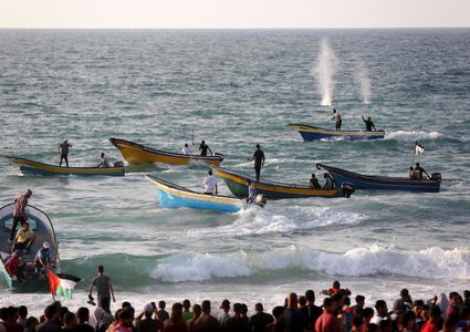 متظاهرون فلسطينيون يجتمعون خلال اشتباكات مع القوات الإسرائيلية في مظاهرة ضد الحصار الإسرائيلي على قطاع غزة ، على طول الحاجز البحري لغزة على الحدود البحرية مع إسرائيل بالقرب من كيبوتس زيكيم ، شمال بيت لاهيا في شمال قطاع غزة.