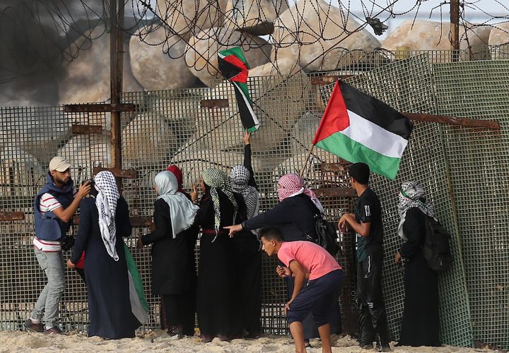 متظاهرون فلسطينيون يجتمعون خلال اشتباكات مع القوات الإسرائيلية في مظاهرة ضد الحصار الإسرائيلي على قطاع غزة ، على طول الحاجز البحري لغزة على الحدود البحرية مع إسرائيل بالقرب من كيبوتس زيكيم ، شمال بيت لاهيا في شمال قطاع غزة.