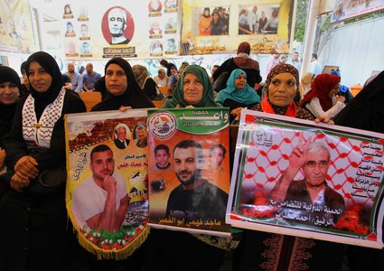 غزة: وقفة تضامنية مع الأسرى أمام الصليب الأحمر