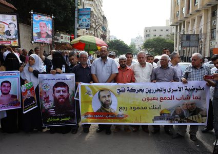 غزيون يشاركون في وقفة تضامنية مع الأسرى الفلسطينيين أمام مكتب الصليب الأحمر في مدينة غزة.