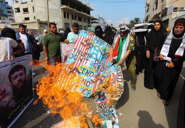 غزيون يشاركون في وقفة تضامنية مع الأسرى الفلسطينيين أمام مكتب الصليب الأحمر في مدينة غزة.