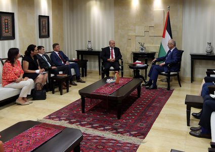 رئيس الوزراء الفلسطيني د.رامي الحمد الله يستقبل وفداً من البرلمان الأوروبي في مدينة رام الله، ويطلعه على آخر الأوضاع السياسية.