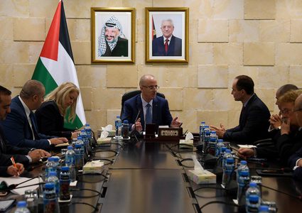 رئيس الوزراء يلتقي وفداً من البرلمان الأوروبي