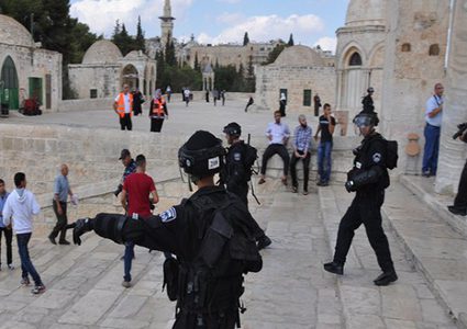 الأورومتوسطي: الاحتلال يعاقب المصلين بالأقصى