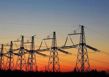 روبوت بهلوان يفحص أسلاك الكهرباء في دول إفريقية