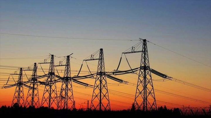 روبوت بهلوان يفحص أسلاك الكهرباء في دول إفريقية