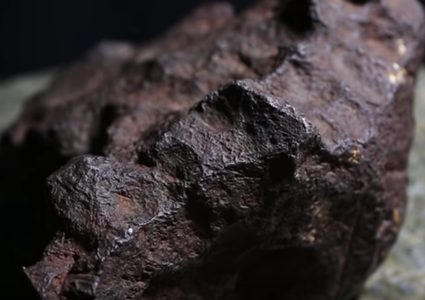 صخرة فضائية بآلاف الدولارات أهملها صاحبها لعقود!