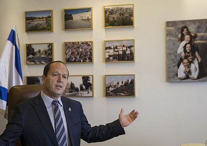 نير بركات يقود خطة لإخراج الأونروا من القدس