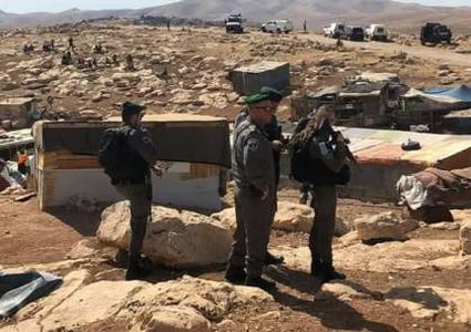 الاحتلال يخطر بتجريف طريق ترابية في الخان الأحمر