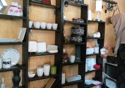 الفتاة "الدوواوسة" تحول موهبتها لمصدر رزق لعائلتها