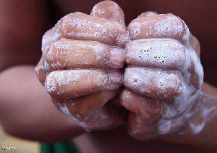 علاقة "غريبة" بين تطهير الأيدي والغياب عن المدرسة