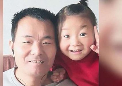 "الملاك الصغير" تعتني بوالدها المشلول