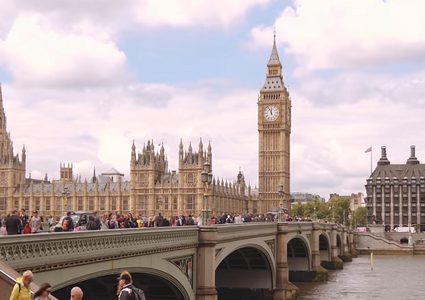 بريطانيا تضاعف ضريبة فيسبوك ثلاث مرات خلال عام