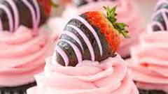 كب كيك الشوكولاتة الداكنة بكريمة التوت