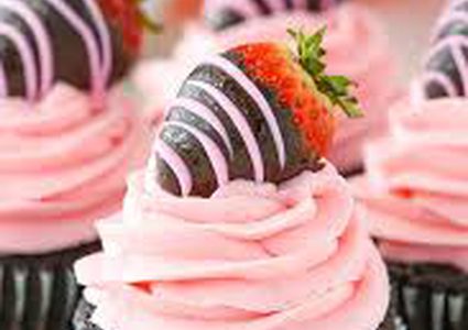 كب كيك الشوكولاتة الداكنة بكريمة التوت