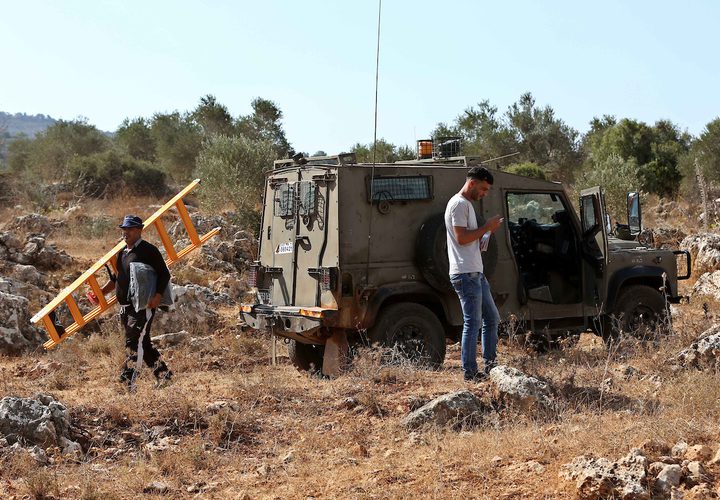 جنود الاحتلال يحاولون منع المزارعين الفلسطينيين من الوصول إلى مزارعهم لحصد الزيتون في قرية الساوية بالقرب من مستوطنةرحيليم، في محافظة نابلس.