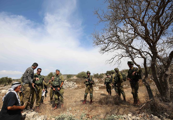 جنود الاحتلال يحاولون منع المزارعين الفلسطينيين من الوصول إلى مزارعهم لحصد الزيتون في قرية الساوية بالقرب من مستوطنةرحيليم، في محافظة نابلس.