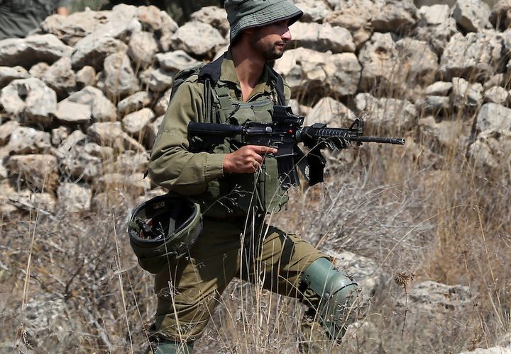 جنود الاحتلال يحاولون منع المزارعين الفلسطينيين من الوصول إلى مزارعهم لحصد الزيتون في قرية الساوية بالقرب من مستوطنةرحيليم، في محافظة نابلس.