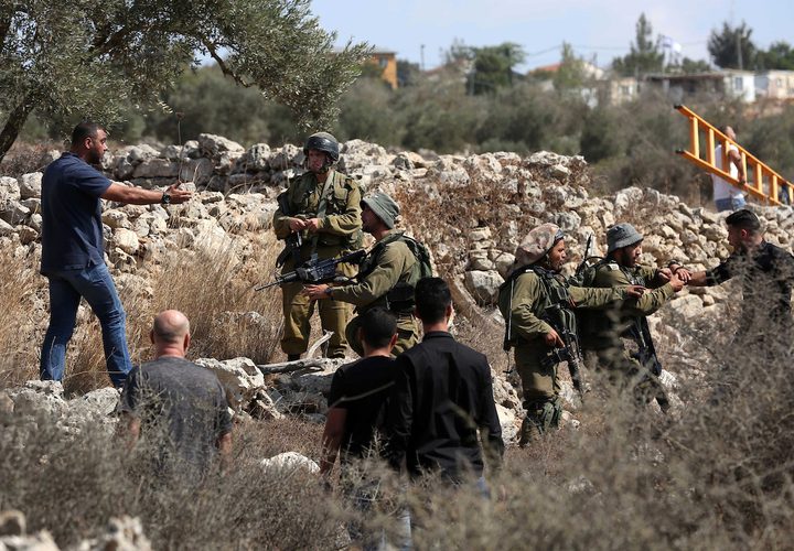 جنود الاحتلال يحاولون منع المزارعين الفلسطينيين من الوصول إلى مزارعهم لحصد الزيتون في قرية الساوية بالقرب من مستوطنةرحيليم، في محافظة نابلس.