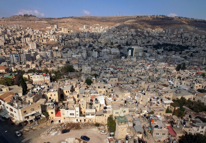 منظرًا عامًا لمدينة نابلس بالضفة الغربية.