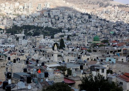 منظرًا عامًا لمدينة نابلس بالضفة الغربية.