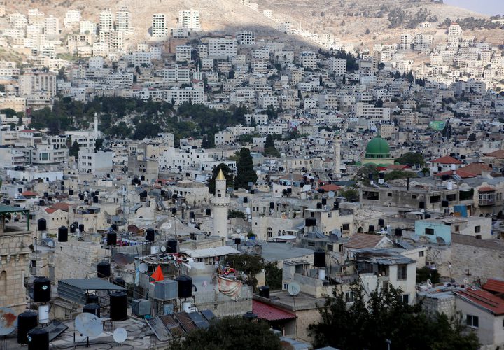 منظرًا عامًا لمدينة نابلس بالضفة الغربية.
